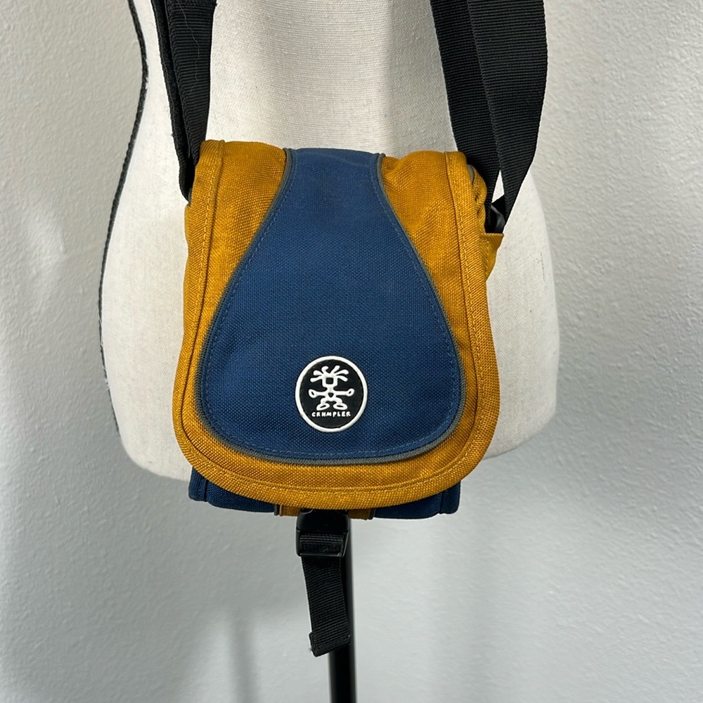 Crumpler Digits Sporty Guy Digital Camera Bag 0.6 Blue / Orange  EUC
